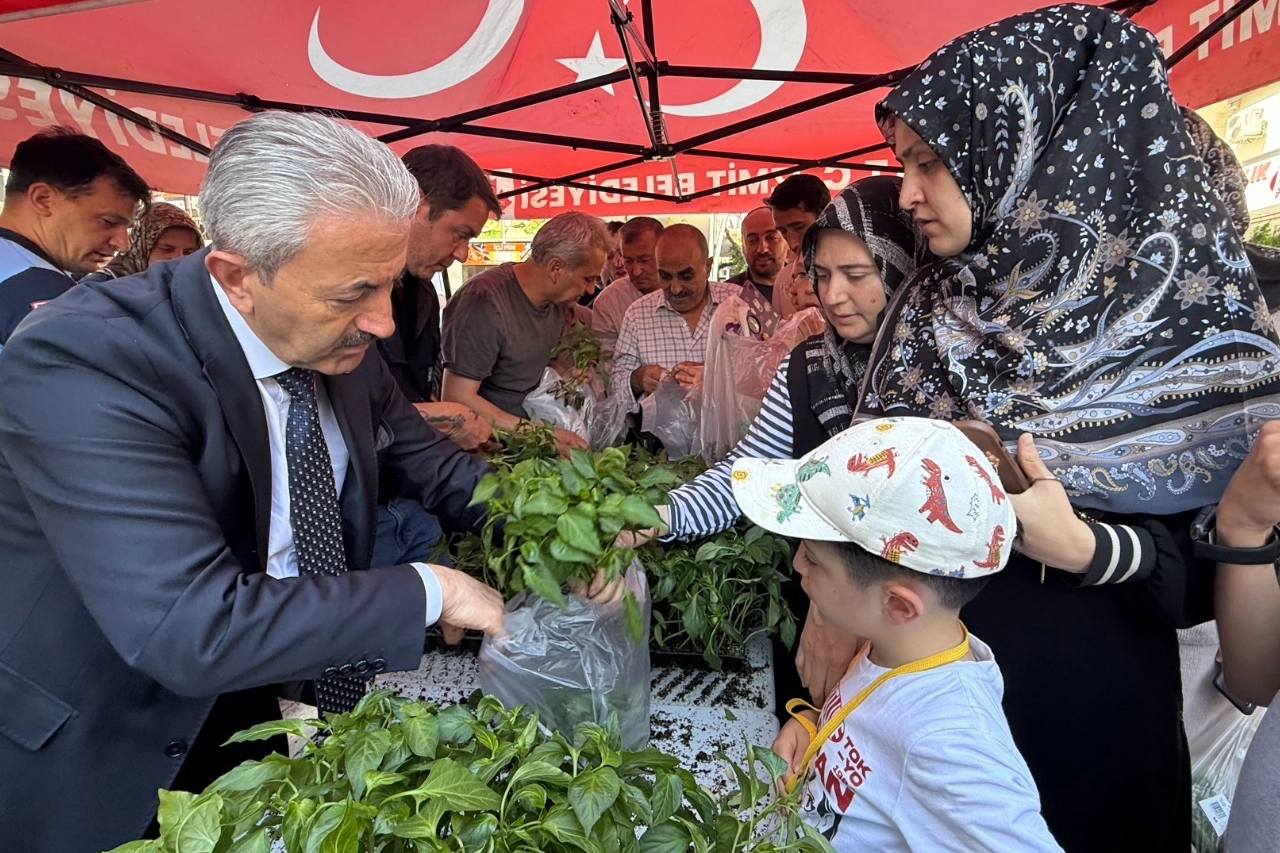 İzmit’te Ücretsiz Fide Dağıtımı Coşkuyla Gerçekleşti!