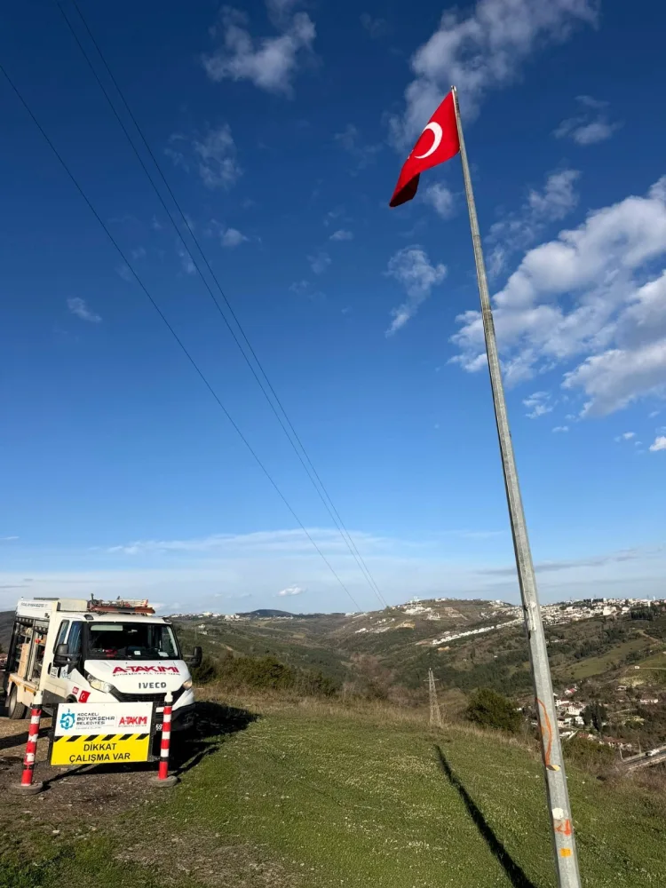 İzmit’te Yıpranan Bayrak Yenilendi, Semalarda Dalgalanıyor