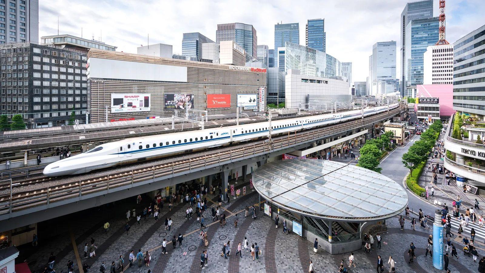 Tokyo'nun kapsamlı demiryolu ağı, engelsiz erişime sahip istasyonları ve güvenilir hizmetleri, her yaştan ve her düzeyde hareket kabiliyetine sahip insanın şehir içinde kolayca ulaşım sağlamasını mümkün kılıyor.