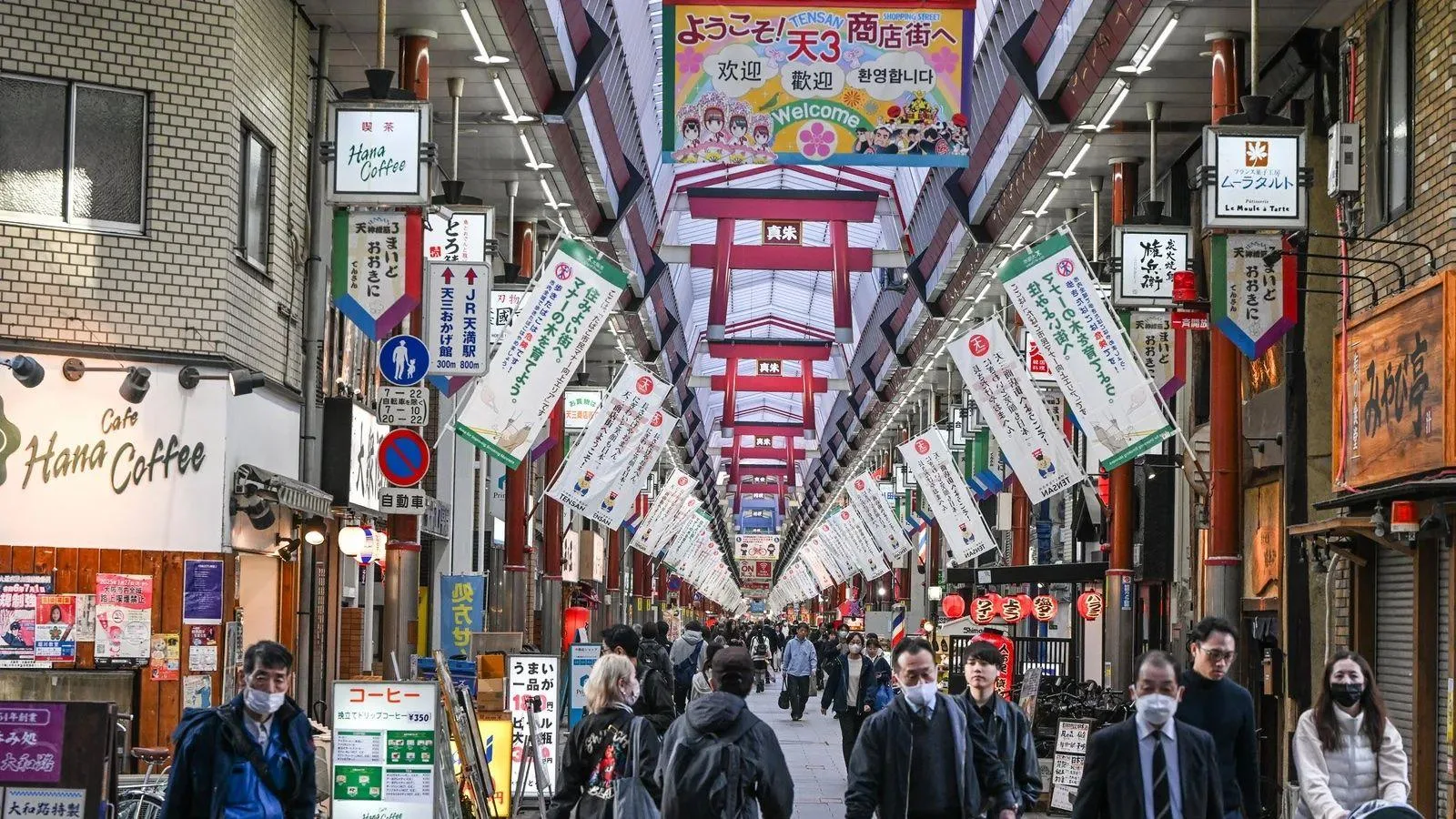 Japonya'nın en uzun üstü kapalı alışveriş caddelerinden Osaka'daki Tenjinbashi Shotengai'de insanlar yürüyor.