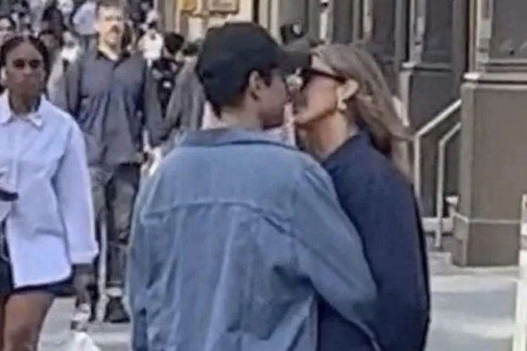 Jessica Alba’nın Sokakta Aşk Dolu Anları!