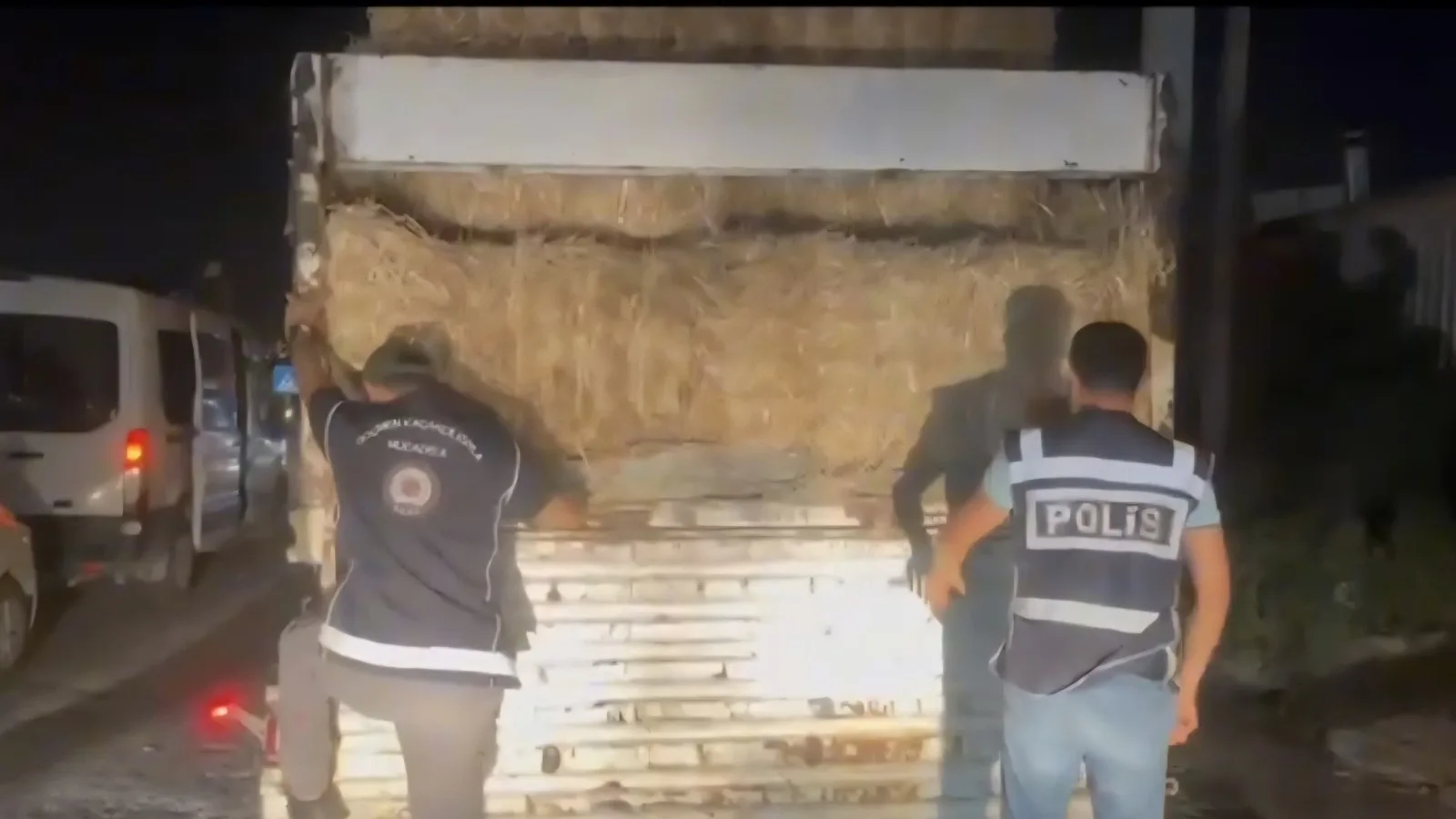 Kaçak Göçmenler TIR Dorsesinde Gizlenirken Yakalandı