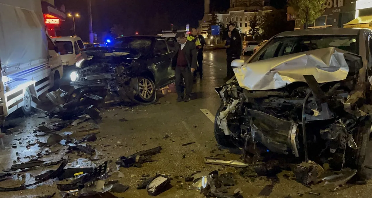 Kaçan Sürücü Park Halindeki Araçlara Çarptı!