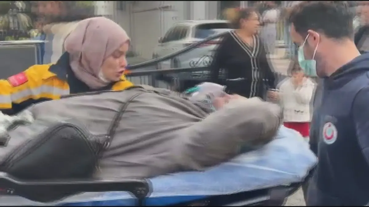 Kadıköy de 8 katlı binada yangın! 14 kişi kurtarıldı 2