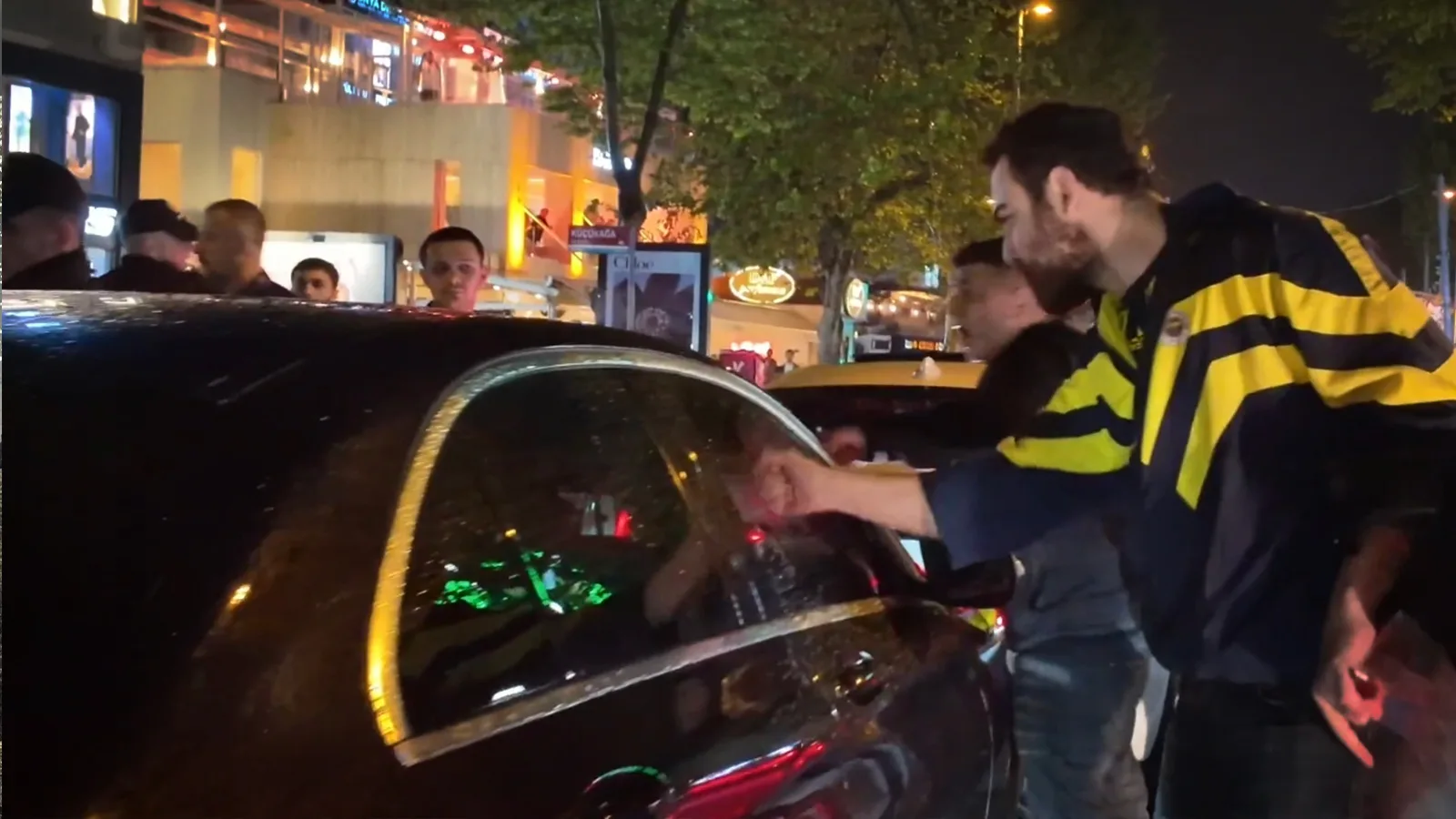 Kadıköy’de Şampiyonluk Kutlaması Gerginliğe Dönüştü