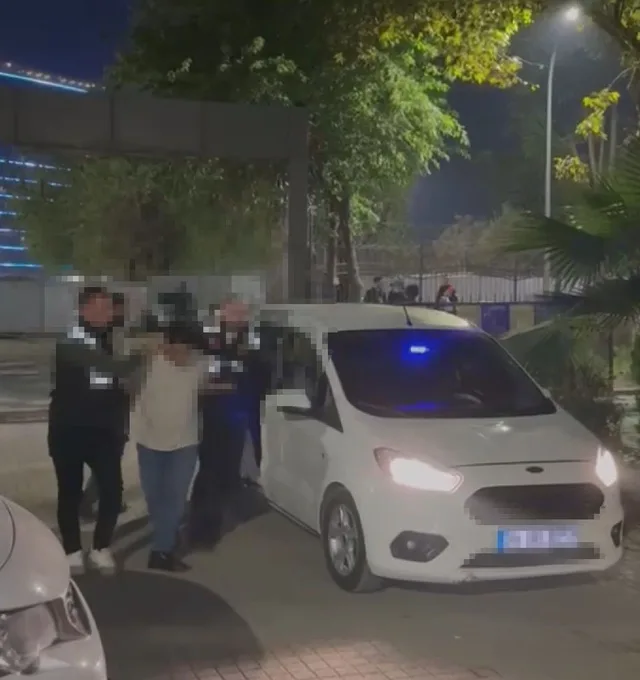 Kadıköy'de silah sesleri yükseldi! <a class='keyword-sd' href='/polis/' title='Polis'>Polis</a> son anda ikna etti