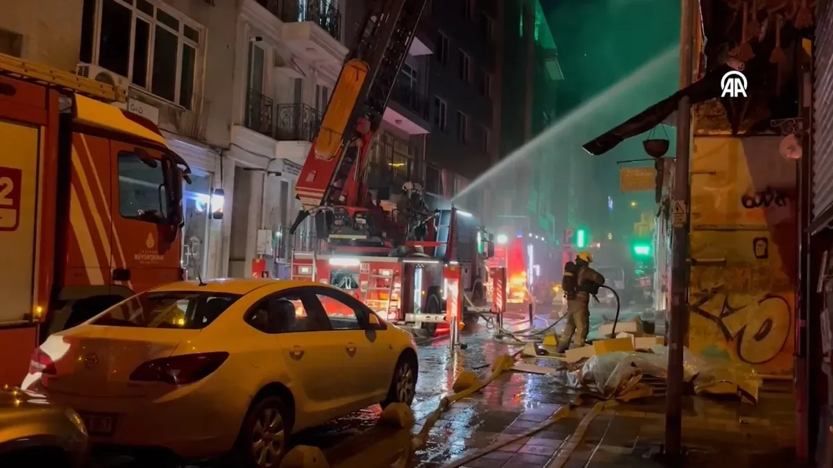 Kadıköy’deki yangında pencereden atlayan yaralı!