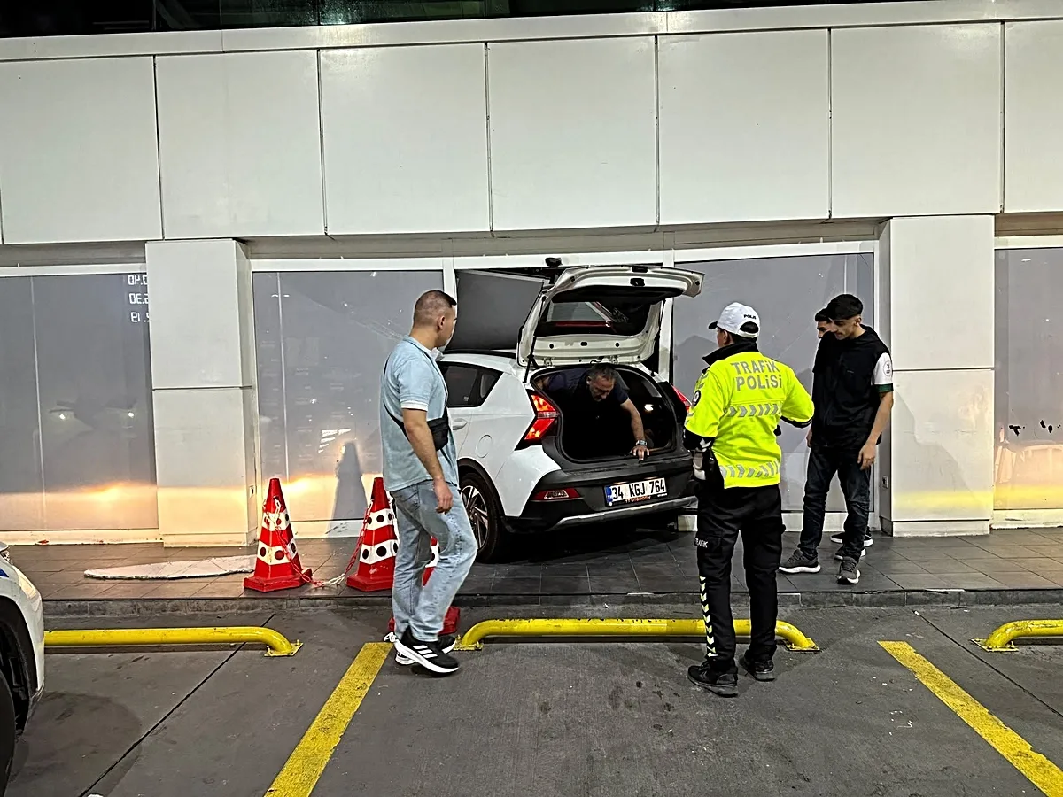 Kadın Sürücünün Market Deposuna Girmesiyle Sonuçlanan Kaza
