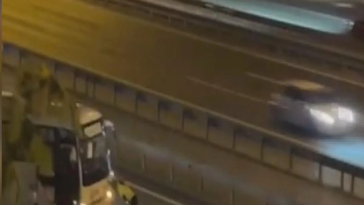 Kadın Trafik Polisi Tek Başına Midibüsü İtti!