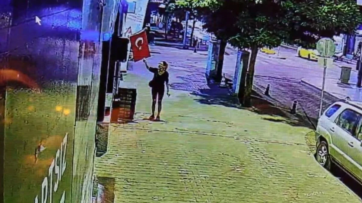 Kadın, Türk Bayrağını Ateşe Vermek İstedi