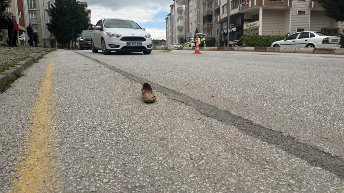 Kadın yayaya otomobil çarptı, hastaneye kaldırıldı