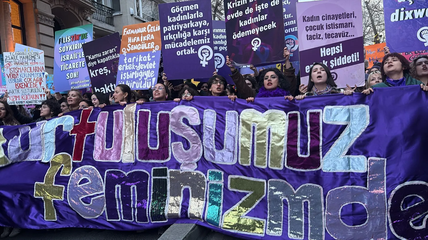 Kadınlar 8 Mart’ta Eşitlik İçin Sokaklarda!