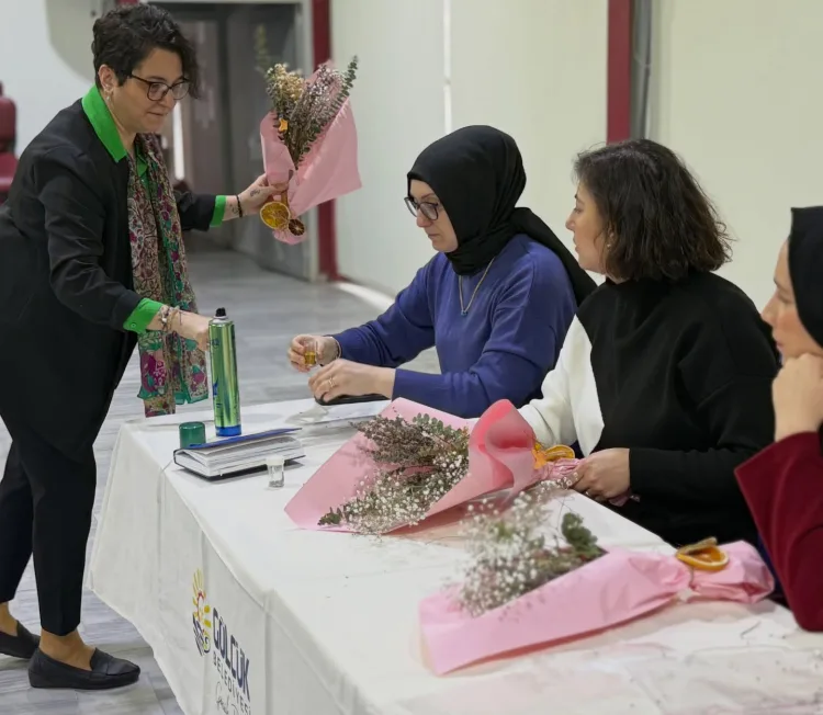 Kadınlar Gölcük’te Renkli Çiçek Atölyesiyle Buluştu