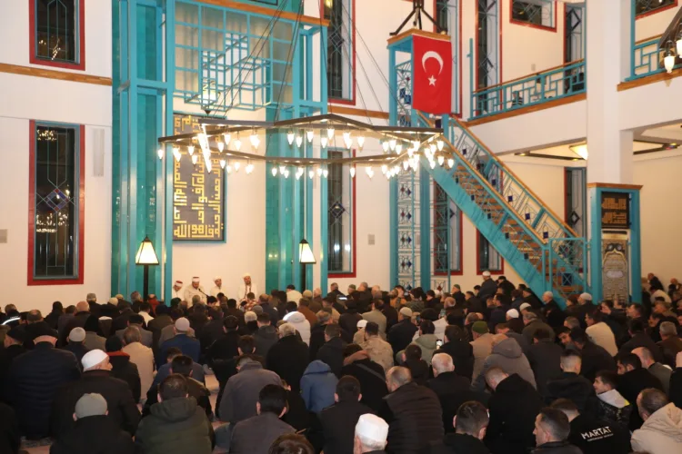 Kadir Gecesi’nde İnegöl’de Binlerce Kişi Bir Arada
