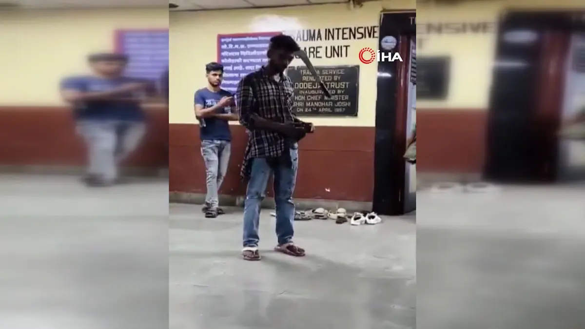 Tüm dünya bu görüntüleri konuşuyor! Kafasına pala saplandı: Sıra bekledi, telefonla oynadı... 3