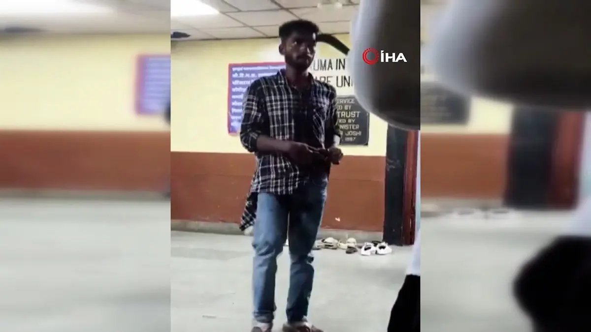 Tüm dünya bu görüntüleri konuşuyor! Kafasına pala saplandı: Sıra bekledi, telefonla oynadı... 2