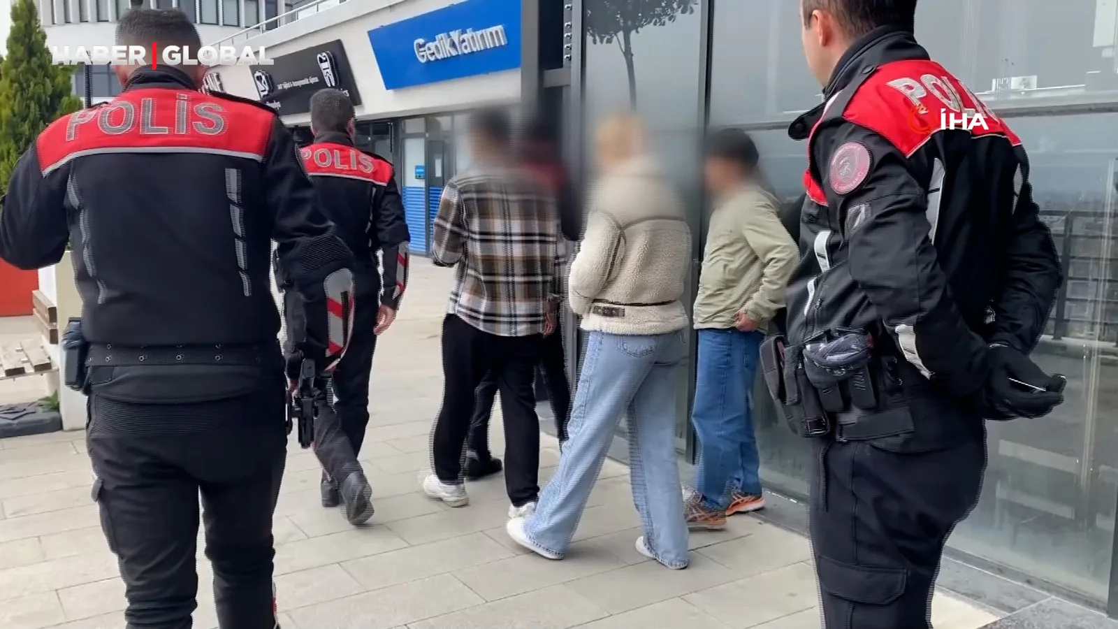 Kafede Kız Kardeş Krizi: Polis Harekete Geçti!