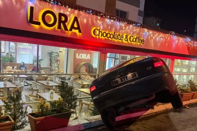 Kafeteryaya giren araç, saniyelerle kurtuldular!