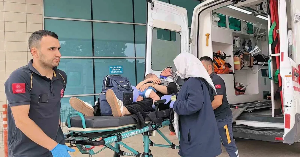 Kafeye Çarpan Araçta 4 Yaralı, 2’si Çocuk!