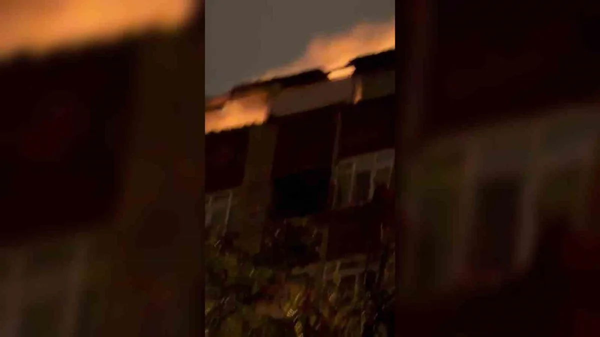 Kağıthane'de Çatı Yangını Kontrol Altına Alındı