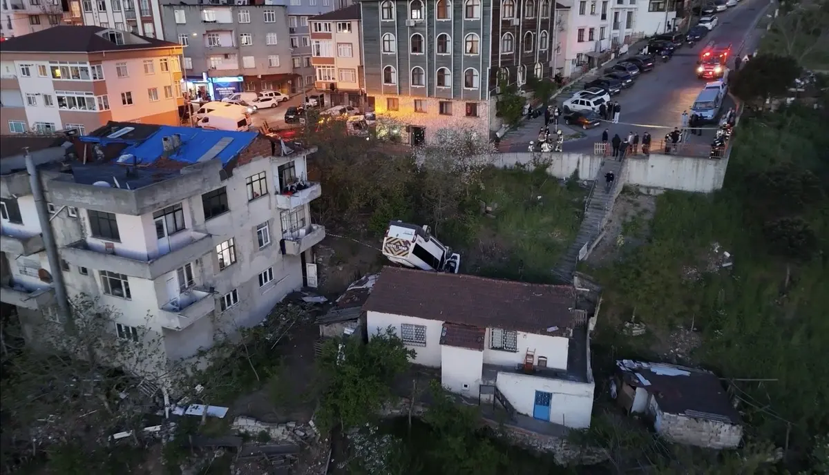 Kağıthane de korkunç kaza! Takla atıp evin çatısına düştü... Kahreden detay ortaya çıktı 5
