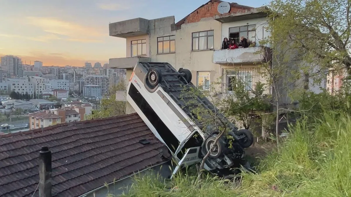 Kağıthane’de Korkunç Kaza: Servis Takla Attı!