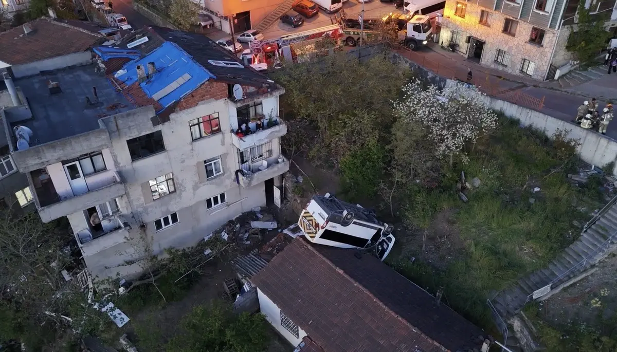 Kağıthane de korkunç kaza! Takla atıp evin çatısına düştü... Kahreden detay ortaya çıktı 9