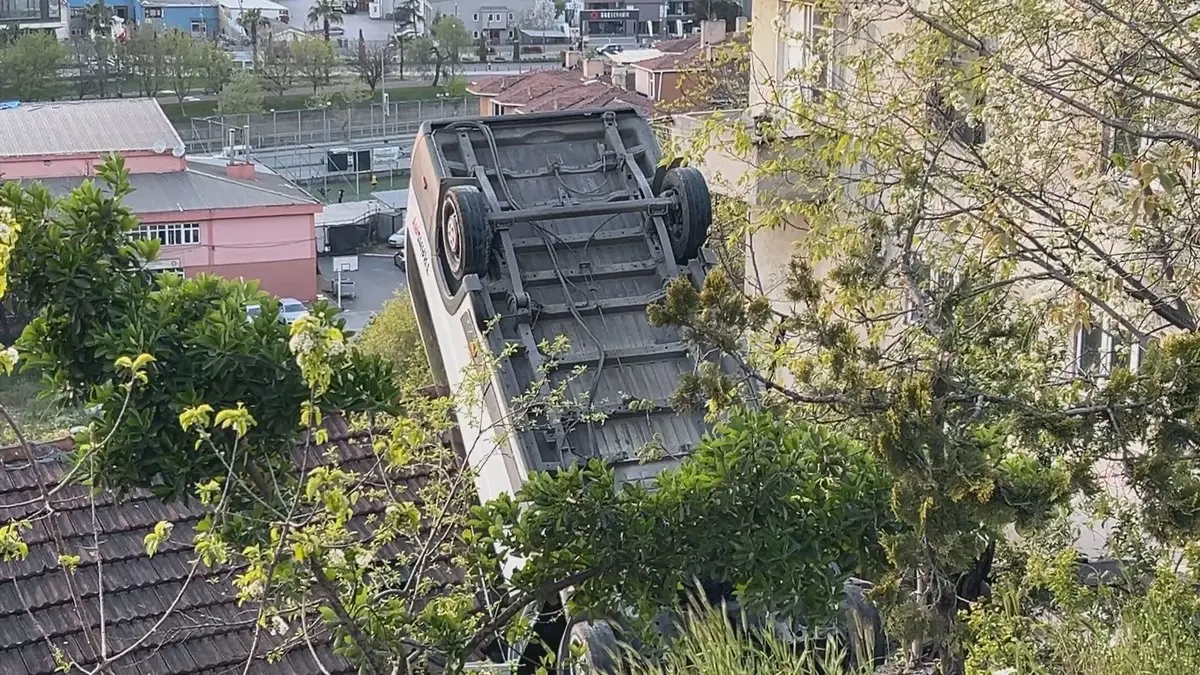 Kağıthane de korkunç kaza! Takla atıp evin çatısına düştü... Kahreden detay ortaya çıktı 11