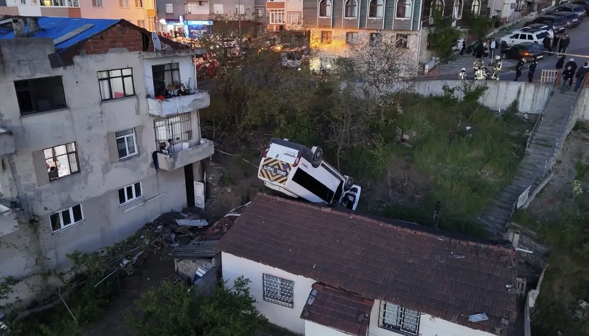 Kağıthane de korkunç kaza! Takla atıp evin çatısına düştü... Kahreden detay ortaya çıktı 4