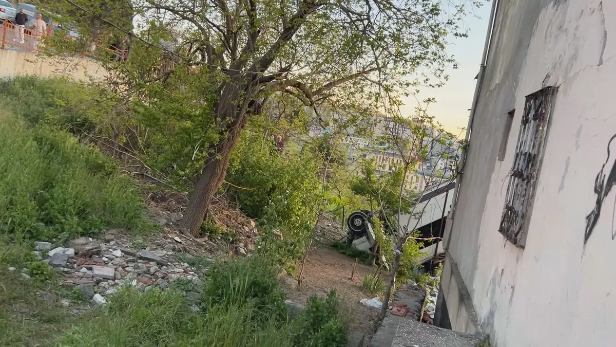 Kağıthane de korkunç kaza! Takla atıp evin çatısına düştü... Kahreden detay ortaya çıktı 12