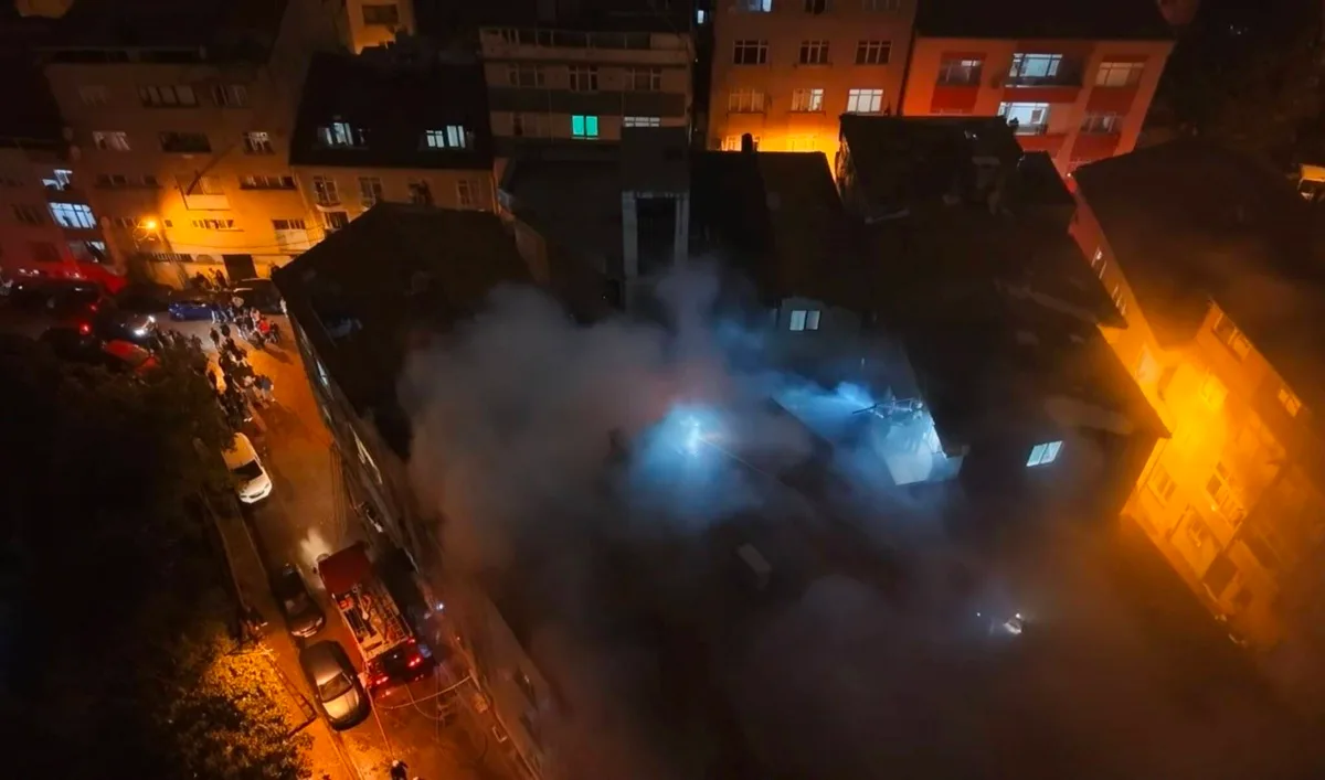 Kağıthane'de Yangın: Çatıya Sıçradı, Müdahale 1 Saati Buldu