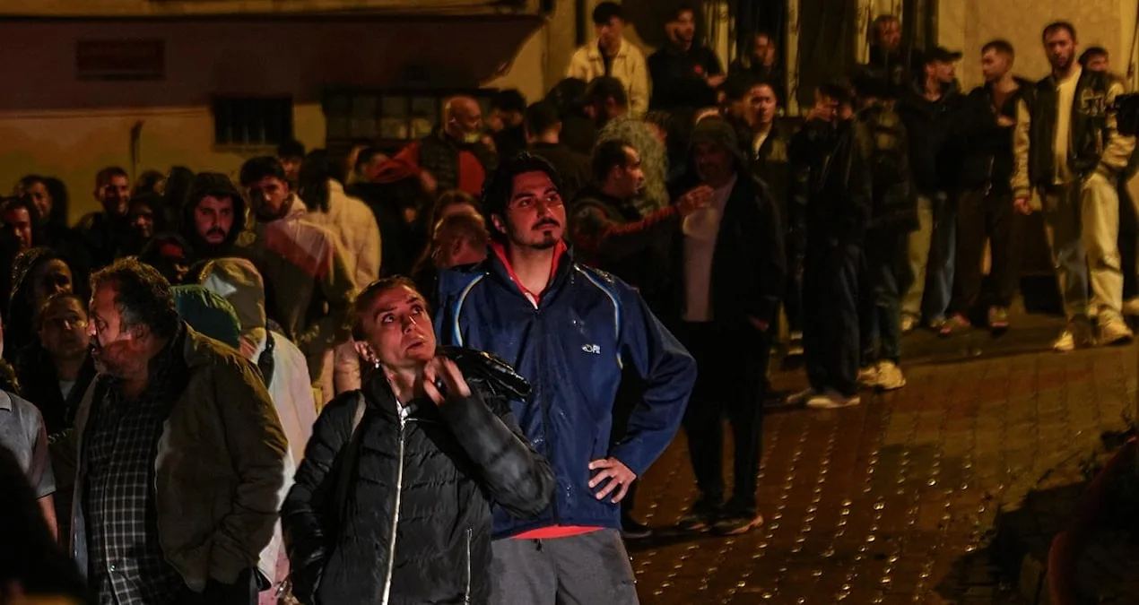 Kağıthane'de Yangın Paniği: Mahalleli Sokağa Çıktı
