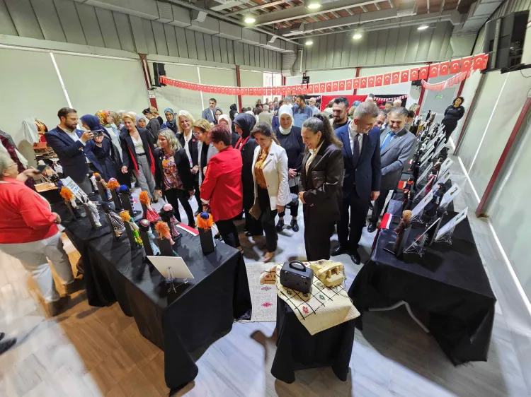 Kahraman Türk Kadınları Sergisi Gölcük’te Açıldı
