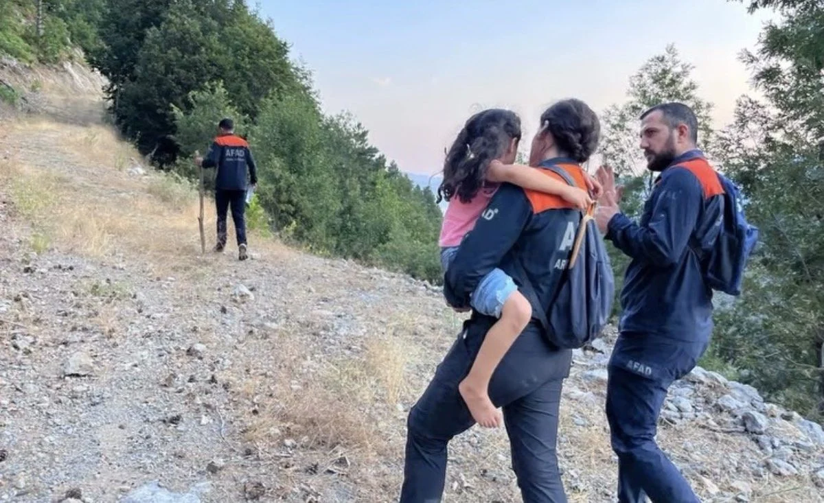 Kahramanmaraş’ta Araçta Mahsur Kalan Baba ve Kızı Kurtarıldı