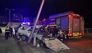 Otomobil aydınlatma direğine çarptı: 1’i ağır, 2 yaralı