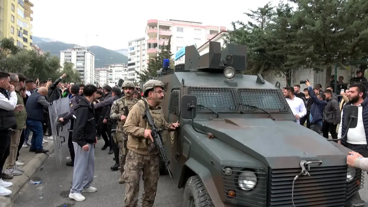 Kahramanmaraş'ta okula silahlı saldırı! Ölü ve yaralılar var: Cenazesi zırhlı araçla çıkartıldı 6