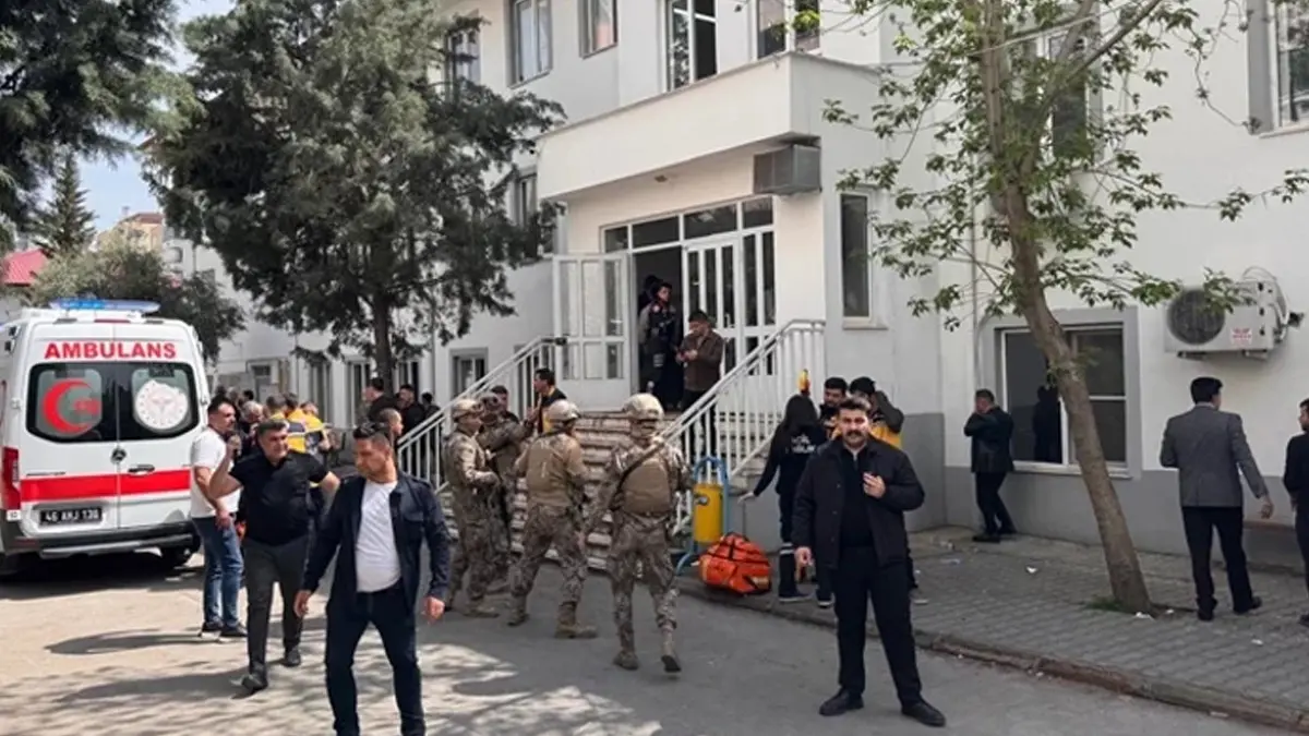 Kahramanmaraş'ta okula silahlı saldırı! Ölü ve yaralılar var: Cenazesi zırhlı araçla çıkartıldı 3