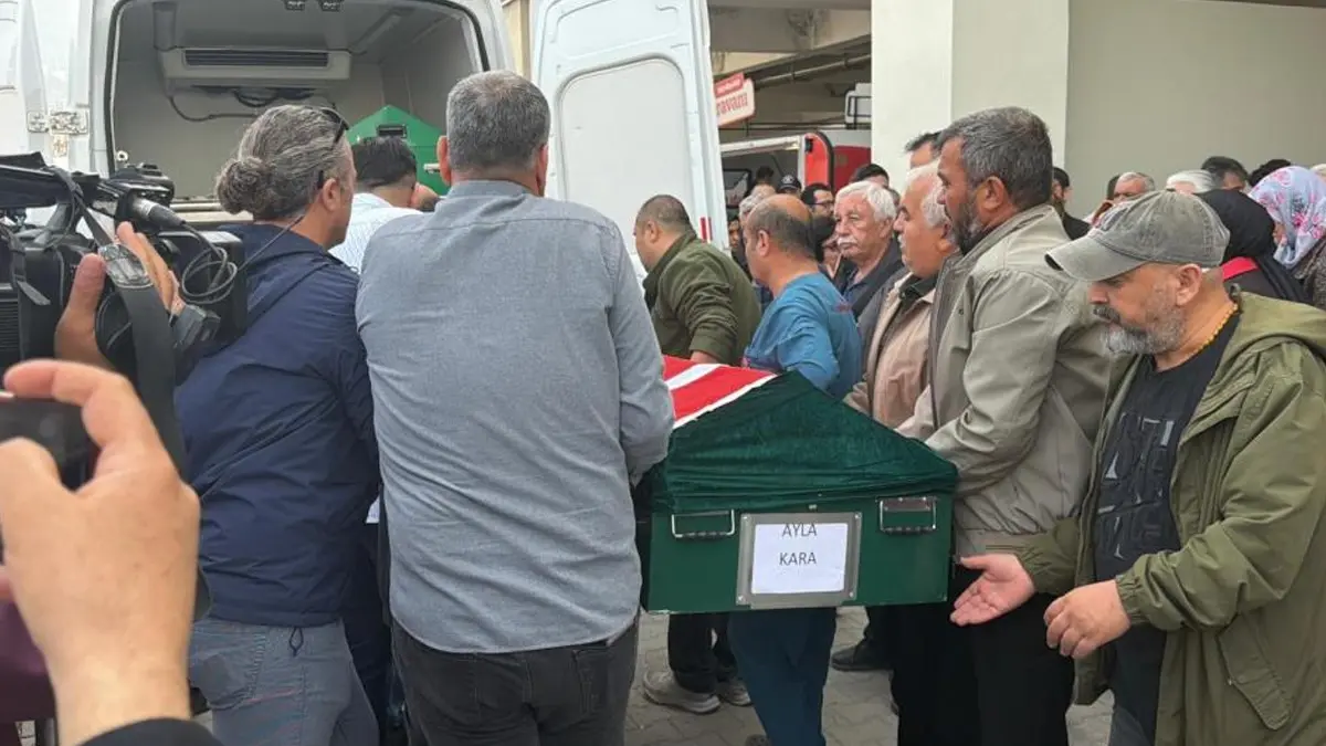 Acı bekleyiş! Sıra sıra isimleri okunuyor... Okul saldırısında hayatlarını kaybedenlerin cenazeleri ailelere teslim edilmeye başlandı 3