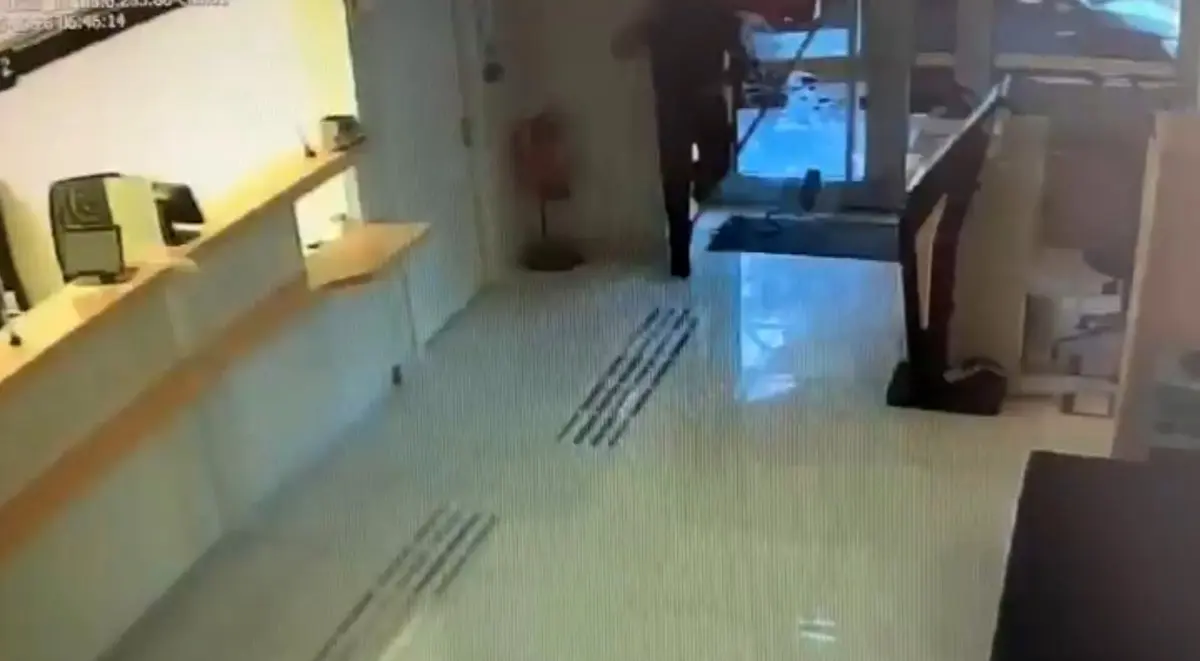 Kaldırım taşıyla banka soymaya çalıştı! Eli boş döndü 1