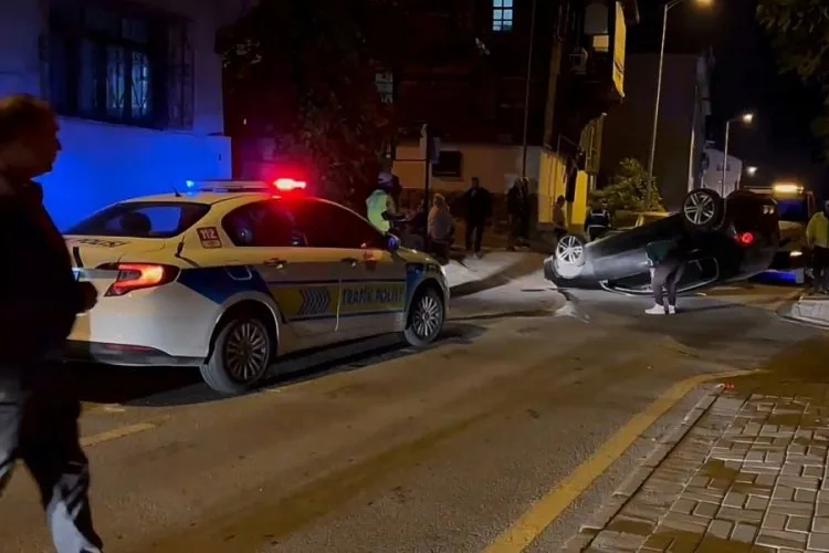 Kaldırıma Çarpan Araç Takla Attı, Sürücü Kaçtı!