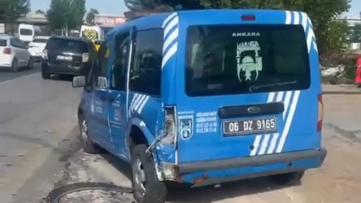 Kaldırımda Zabıta Aracı, Kazaya Davetiye Çıkardı