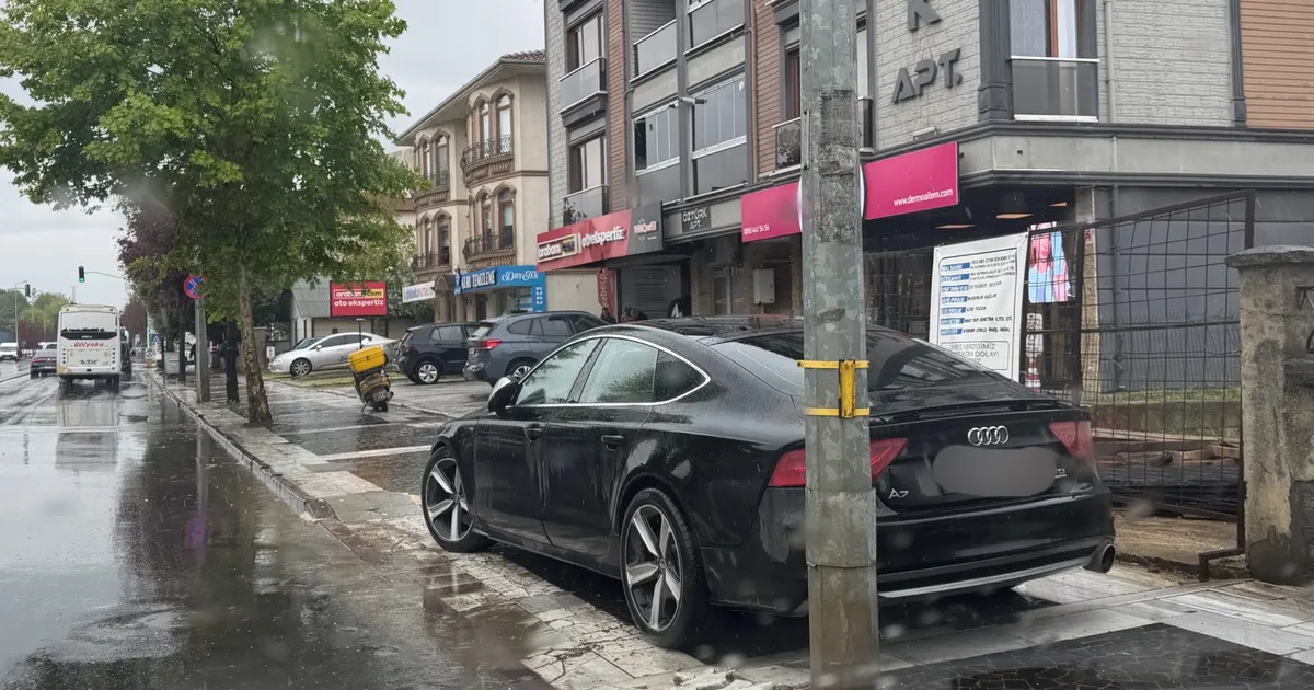 Kaldırımlardaki Araçlar, Yayaların Güvenliğini Tehdit Ediyor