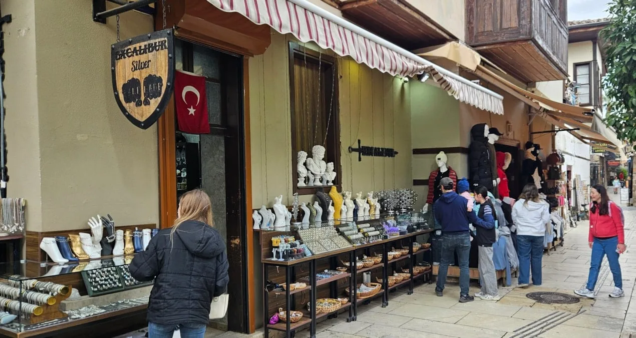 Kaleiçi’nde Tenteler Kalkıyor, Esnaf Tedirgin!