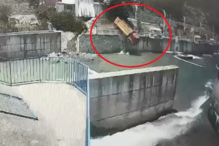 Kamyon Park Ederken Dereye Uçtu!