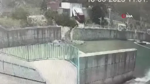 Park etmeye çalışırken dereye uçtu