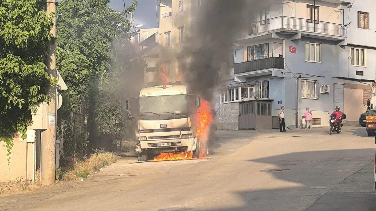 Kamyonda Yangın: Ekipler Müdahale Etti!