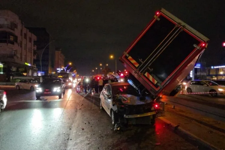 Kamyonet bariyerlere çarptı: 3 yaralı!