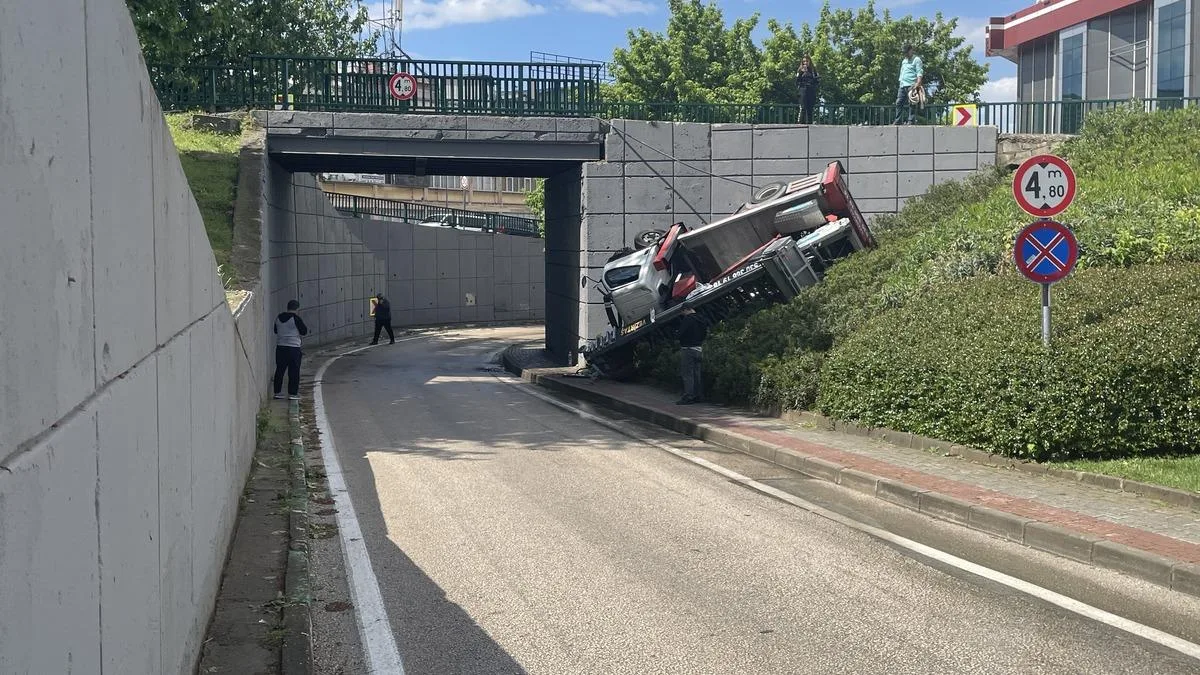 Kamyonet Devrildi: 3 Yaralı, Olay Yerinde Panik!