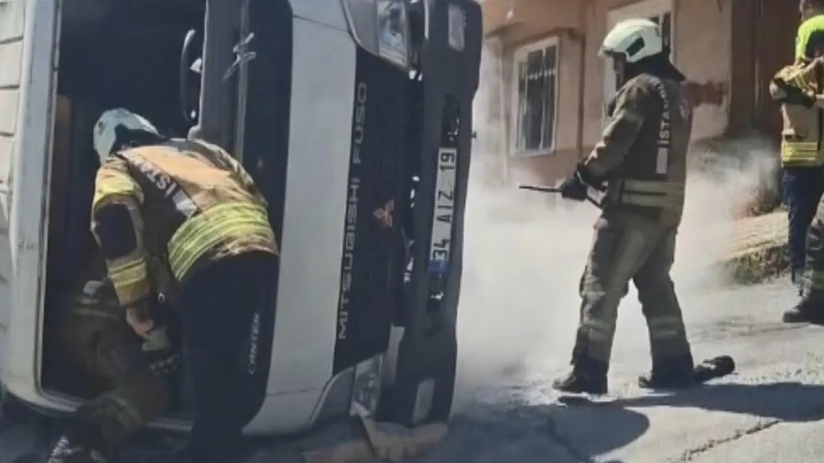 Kamyonet Devrildi, Şoför Kurtarma Anları Görüntülendi!