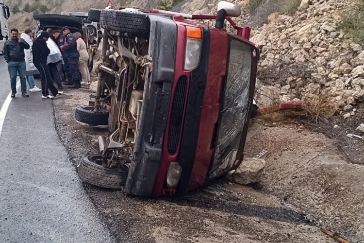 Kamyonet Su Kanalına Devrildi: 5 Yaralı!